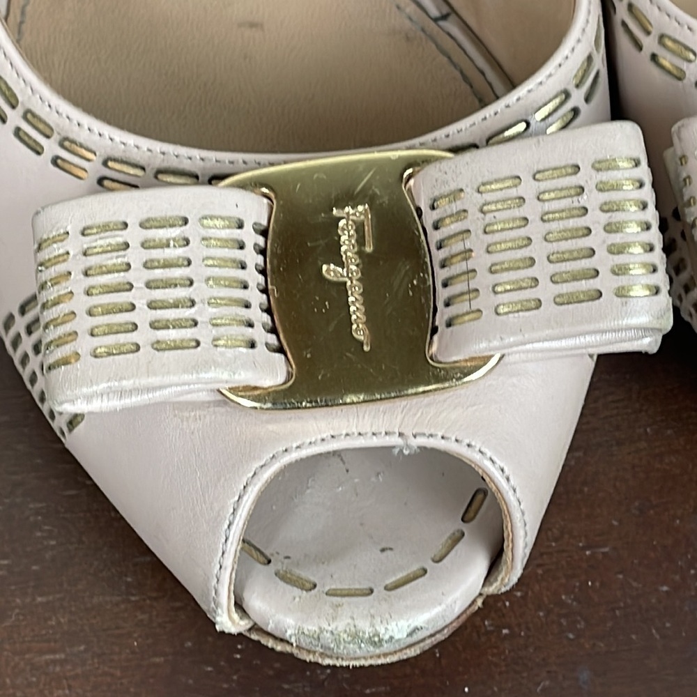 Salvatore Ferragamo Beige Leather Pola Bisque Peep Toe Pumps Bow Size 7.5 - Picture 4 of 16